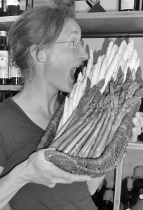 Sabine Straß mit Spargelkorb sw
